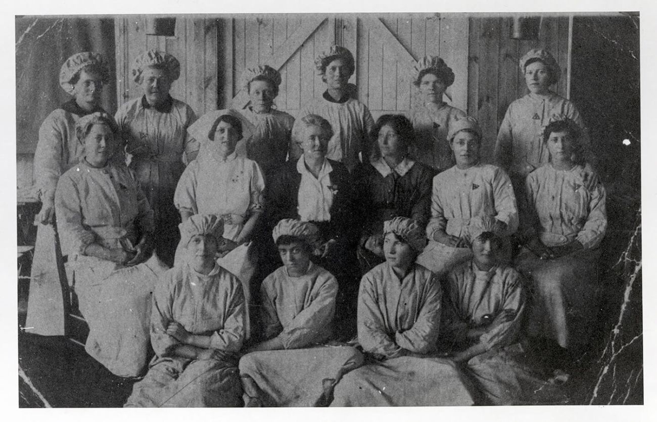 A group of First World War women munitions factory workers pose for the camera