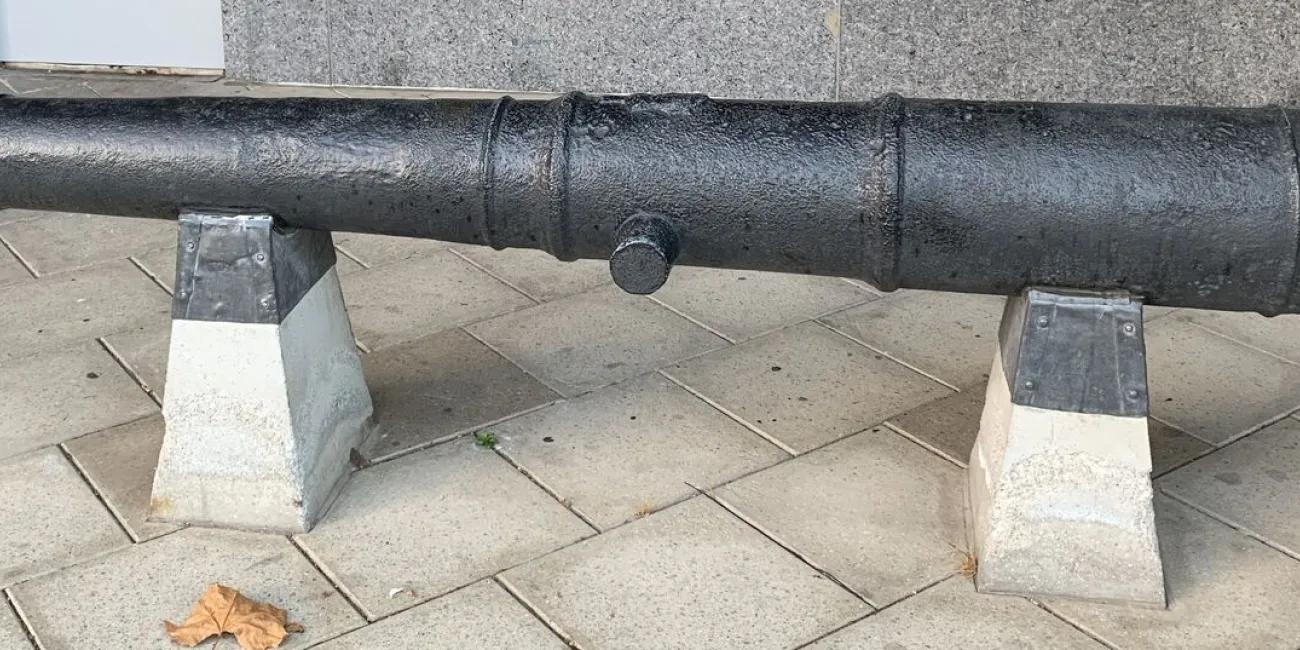 Cast iron 9-pounder gun with raised reinforcing rings and flared muzzle