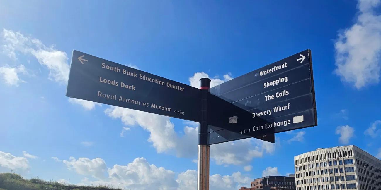 Black sign pointing the way to the Royal Armouries
