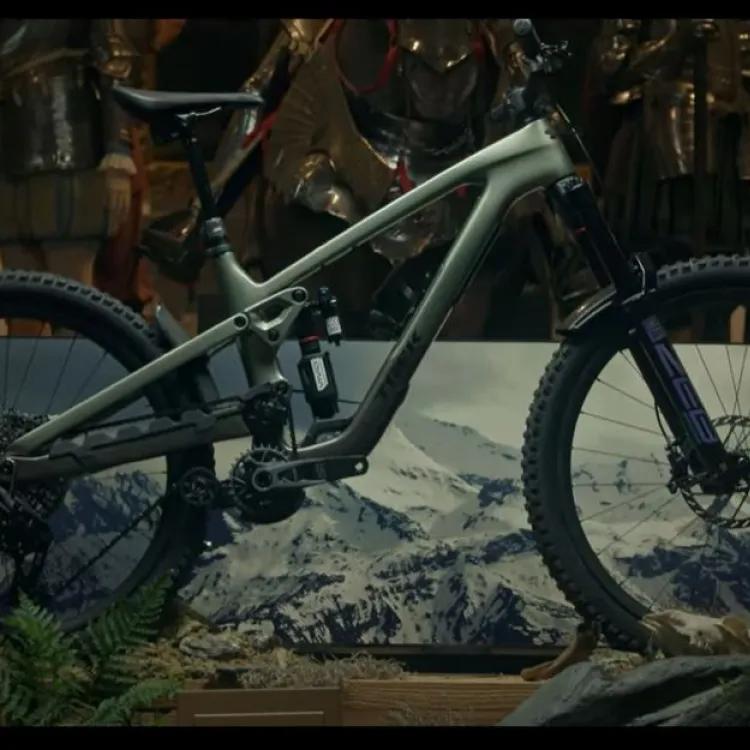 Trek Bicycle in the museum gallery space with armour behind.