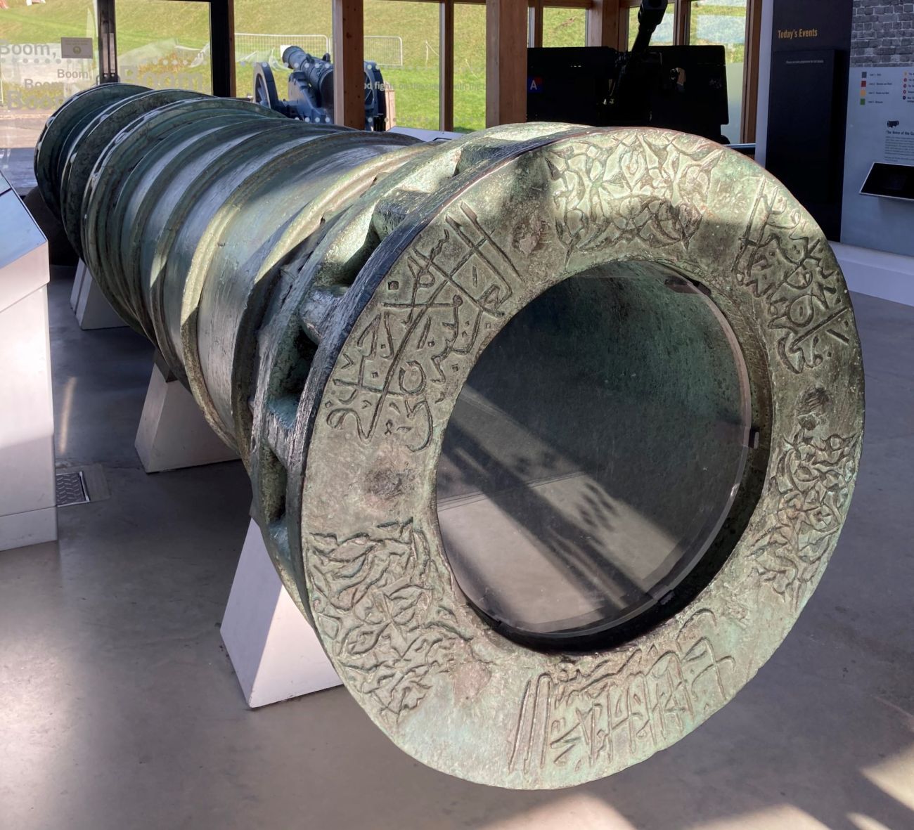 very large canon barrel cast in bronze that could fire stone balls of up to 0.63 metres diameter