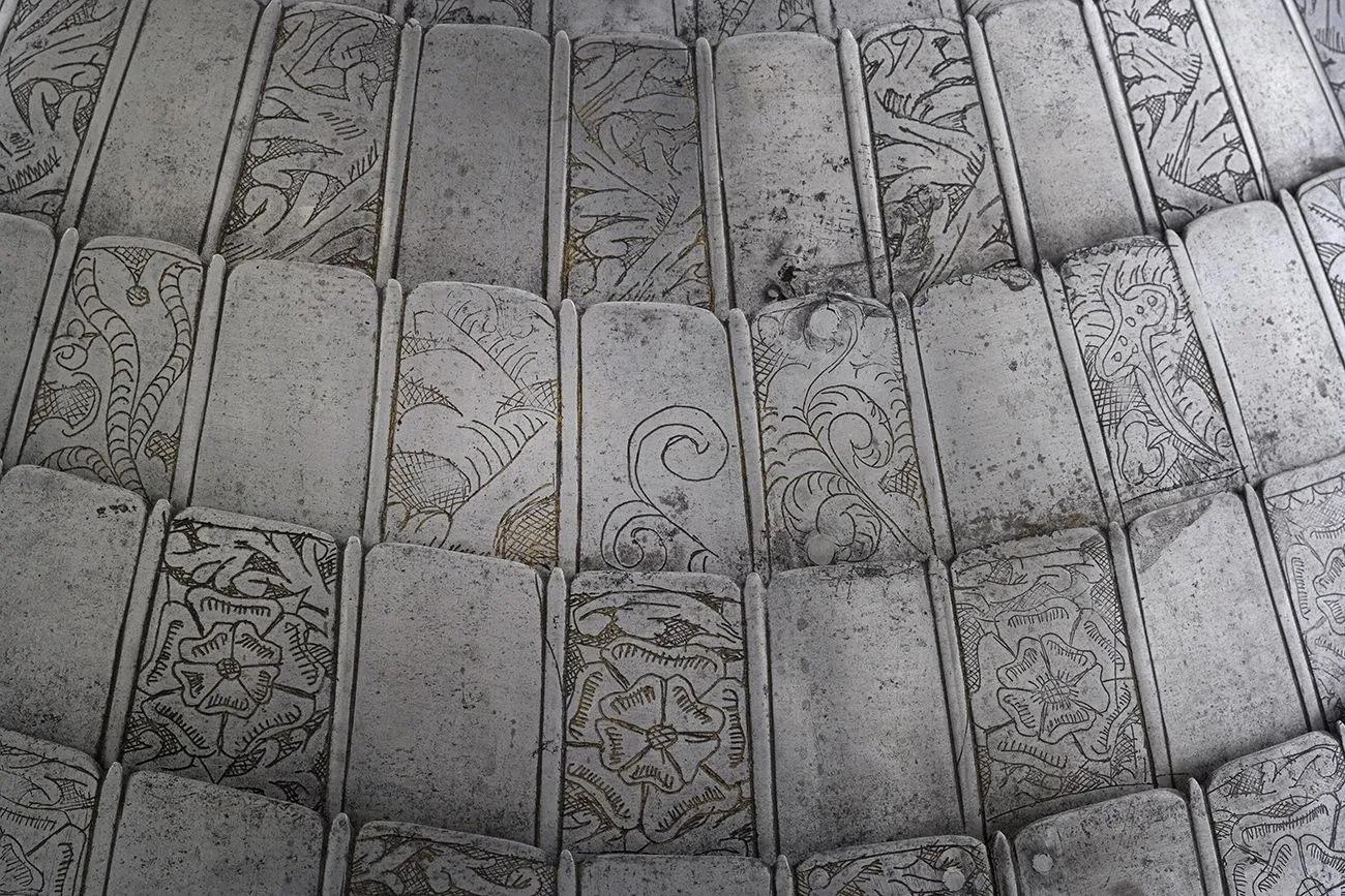 A close up image of the skirt on Henry VIII's Tonlet armour