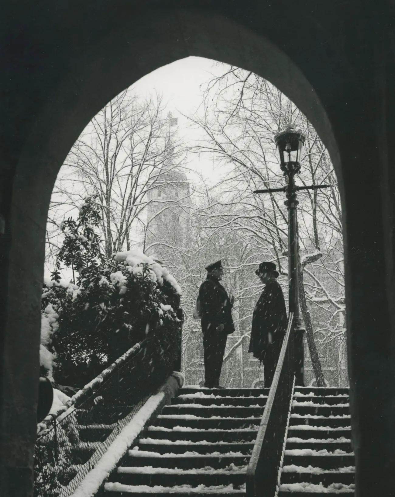 A postman and a yeoman discuss