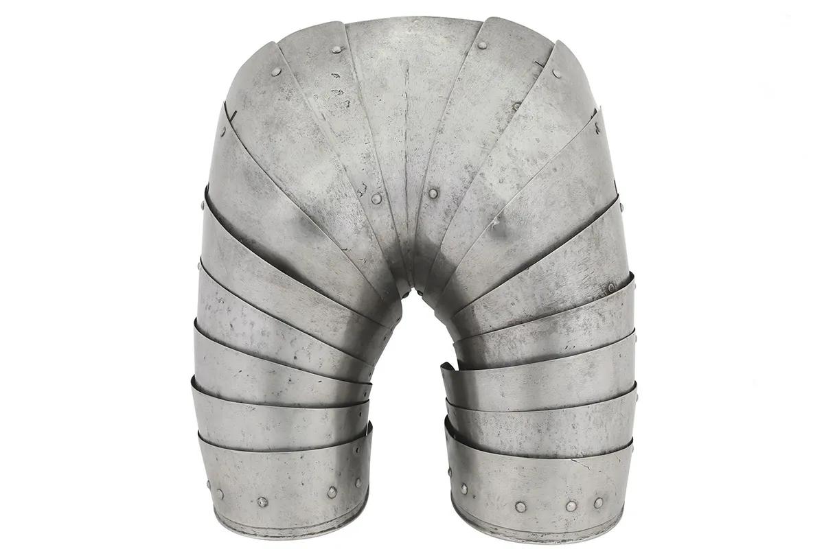 A buttock shaped piece of armour designed to protect the small of the back 