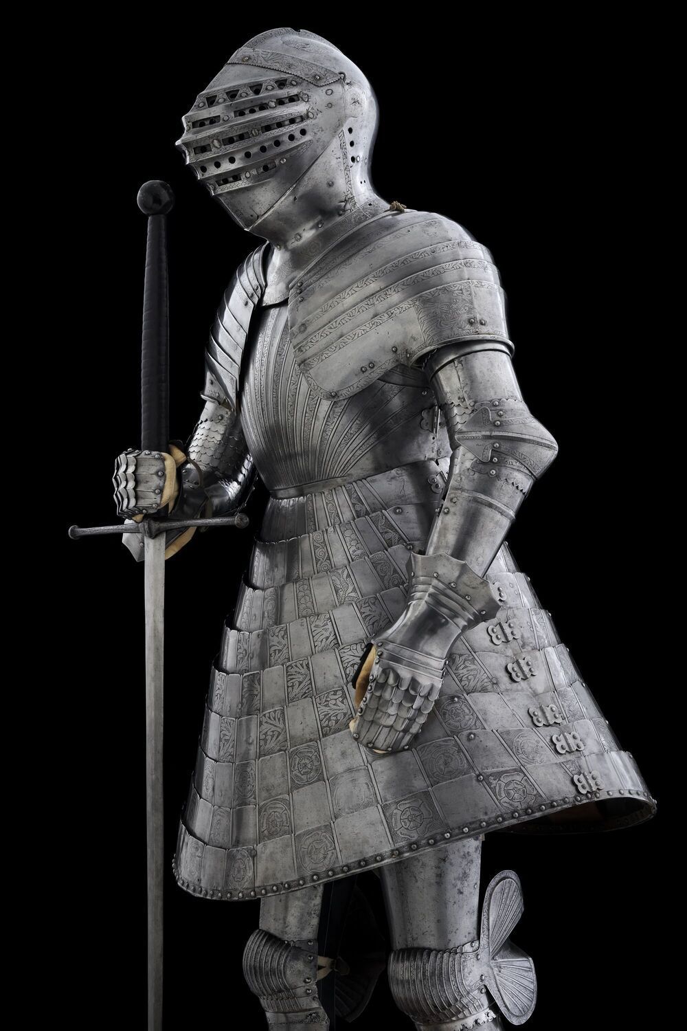 Tonlet armour holding two handed sword