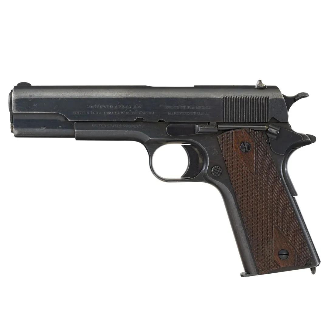 A pistol in grey steel with a wooden grip