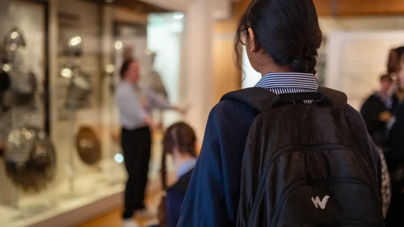 school children touring a gallery