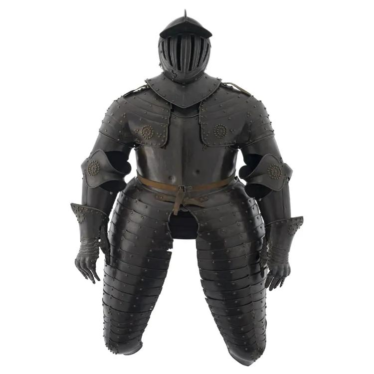 Black metal plate armour that covers the entire body except the lower half of the leg