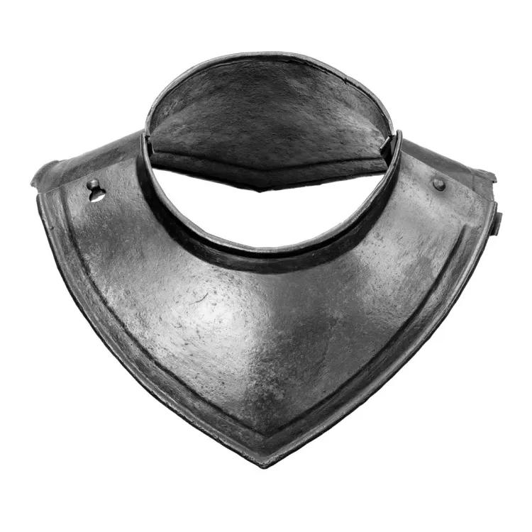 Metal covering that surrounds and protects neck, coming down to a small point in the front that finishes on the chest.