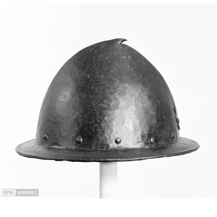 Helmet with ridge around the crown of the head and small outcrop of metal on top
